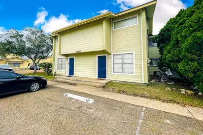 Image de Enchanting dog-friendly condo with pool, balcony, full kitchen, & washer/dryer