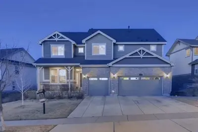 Image de Beautiful, new and spacious walk out basement