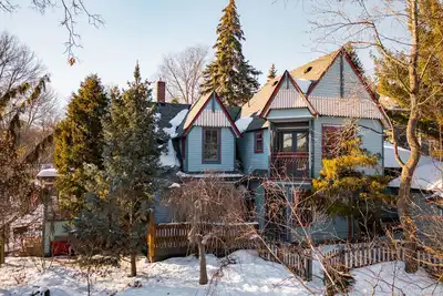 Image de Modern Victorian on private secluded lot, spectacular views, centrally located!