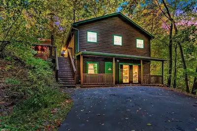 Image de 3 King Bed Suites - Private Hot Tub - Dog Friendly - 3 Mi to Gatlinburg