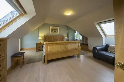 Image de Exceptionally spacious 5 star holiday home with 4 bedrooms, large living room, dining kitchen, log f