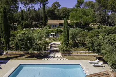 Image de Large estate with authentic Provencal villa