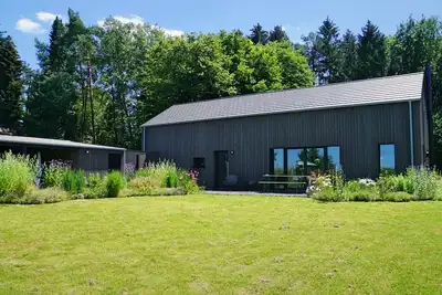 Image de Design home with large fenced natural garden & fireplace