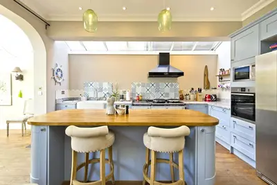 Cayenne Canopy, by Veeve