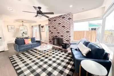 Image de Mid-century Modern Chic Home Close to Hwy & Downtown - Pet Friendly