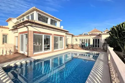 Image de T-1022 Villa avec piscine privée