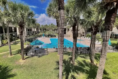 Image de Fresh and spacious Gold-rated condo with easy access to beach and pool!