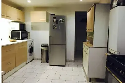 Image de Chambre dans maison équipée ( Tv + bureau )