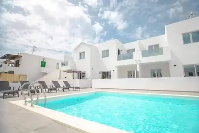 Image de Stunning 2 Bedroom Apartment near to beach and main strip with communal pool