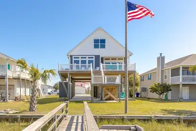 Image de The 9th Hole - Surf City Canal Home -  4br, Private Dock, Pet Friendly!