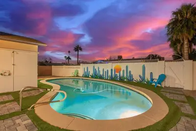 Image de This house is a 4 bedroom(s), 2 bathrooms, located in Scottsdale, Az.