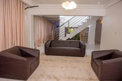 Image de Mondeestars Luxury Home is 15 minutes drive to the shopping c