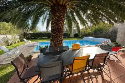 Image de Maison lumineuse avec piscine, jardin, terrasse. Vélos pour les balades