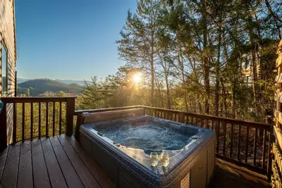 Image de Stunning Smoky Mountain Views! Hot Tub! Games! Close to Dollywood and Parkway!