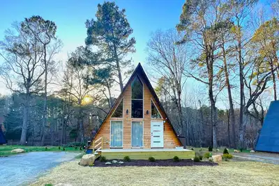 Image de Amazing A-Frame cabin, luxury amenities. Weekly-monthly rental starts Sept 1.