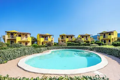 Image de Appartement \"Corbezzolo\" avec vue sur la mer, piscine partagée et climatisation.
