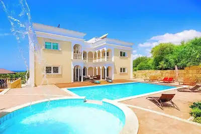 Image de Mansion View - Sept Chambres Villa, Couchages 14