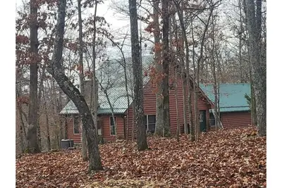 Image de Log cabin on 9 acres. Perfect for a winter retreat or summer trip to the river.