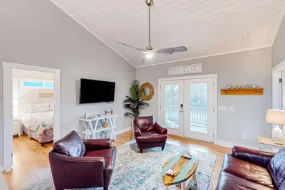 Image de Vibrant beach-themed stay with balconies, enclosed yard, extra kitchenette, & Ac