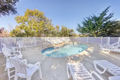 Image de Sound Side Accessible Home with Private Pool, Hot tub, Game Room & Theater Room