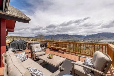 Newly Updated 5 Bedroom Townhome with Gorgeous Deck Views!