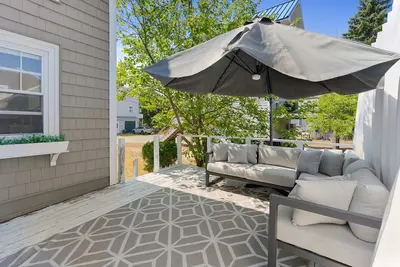 Image de Steps to Beach | Bunkhouse + Porch | Dog-Friendly Retreat