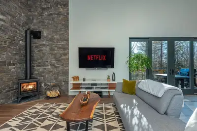 Image de Modern and Cozy Getaway in Pisgah Forest w/ Fireplace & Sauna