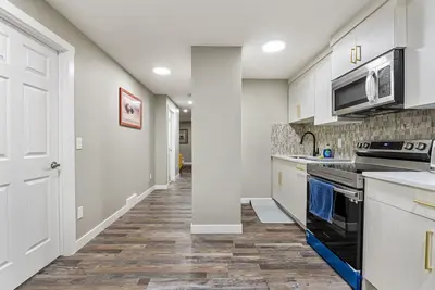 Image de New 2 bedroom private suite in Calgary and kitchen(stove unavailable for now)