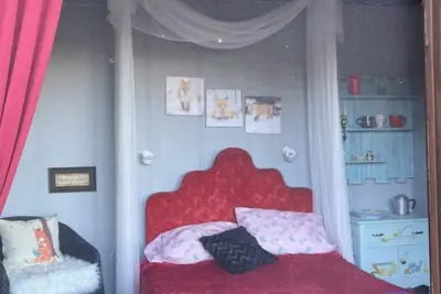 Image de Foxy Den Chalet Cabin - 1 room\nNestled in the valley Pet friendly! Off grid camp