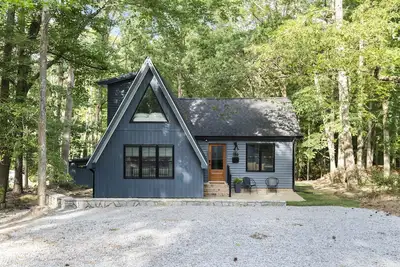 Image de A-Frame Lake Cabin. Brand New Home. Mid Century Modern