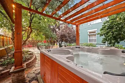 Flora House a Modern Bed & Breakfast