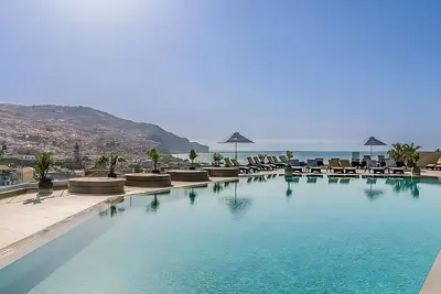 Image de Discover the Wonders of Funchal - Unforgettable Memories at Beachfront Resort