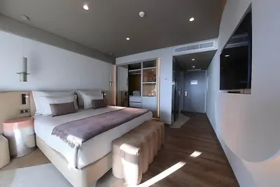 Image de Madeira Island Tour! Continental Breakfast, Bike Rentals, Free Parking & Sauna!