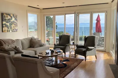 Image de Luxury 4 Bedroom Victoria Oceanfront Home  with Amazing Views