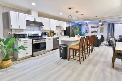 Image de Arlington 3bd/1ba Hot Tub Hideaway, Huge Kitchen, Hot Tub, Deck, Firepit