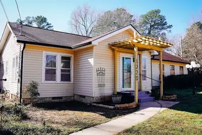 Image de Just minutes from Everything! Lots of amenities.