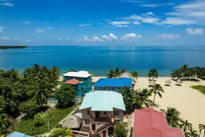 Image de 3-Bed, 2-Bath Villa with Pool in Placencia Village