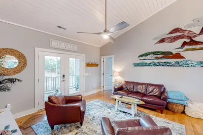 Image de Bright home with lovely balcony, central Ac & washer/dryer - walk to beach