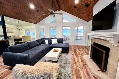 Image de New Lakefront Home-Private Dock on Open Water in Convenient Location, Cul de sac