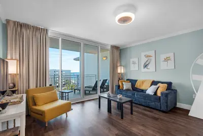 Image de Stylish Top-Floor Waterscape Condo, Free Beach Service!