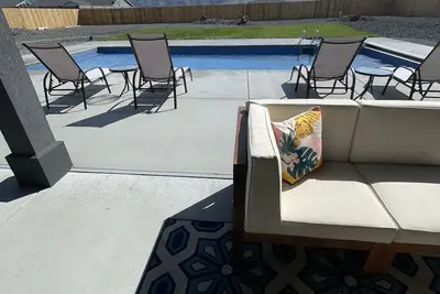 Image de Modern desert retreat with heated\/cooled pool - 2. 5 hrs away from Seattle