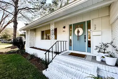 Image de Newly Renovated Home w/pool - 5 minutes from the beach!