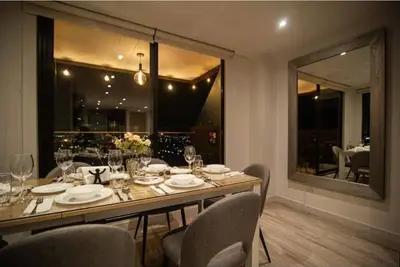 Image de Beautiful high rise apartment with 240 degree view