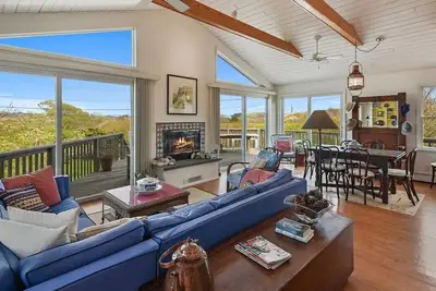 Image de A short walk to Ditch Plains Beach cliffs, Shadmore Park, beach. Openings in Sept!