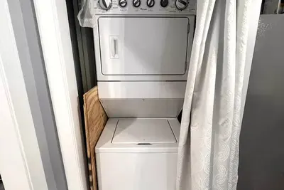 Image de Artsy 3-Bedroom Home with Free Tesla Charger