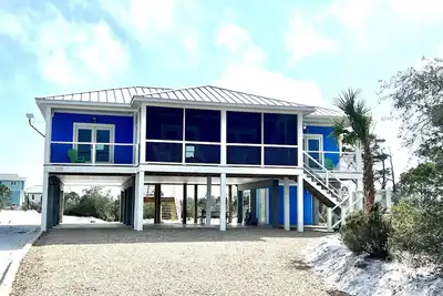Image de Pet friendly & fenced, all size pets welcome, 5 mins to beach & bay, est. 2023.