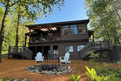 Image de Updated 3 bedroom with open loft sleeps 10 5 sleeping areas on the lake