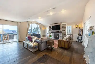 Image de Hot Tub, Pet Friendly, Walk to Downtown Hood River!
