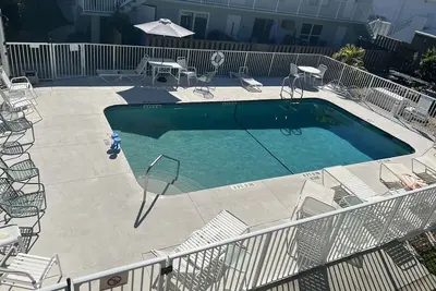 Image de Beach Bum Too…pool, pet friendly, and one block from the beach!