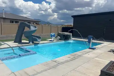 Red Rock Oasis and Private Pool Getaway!